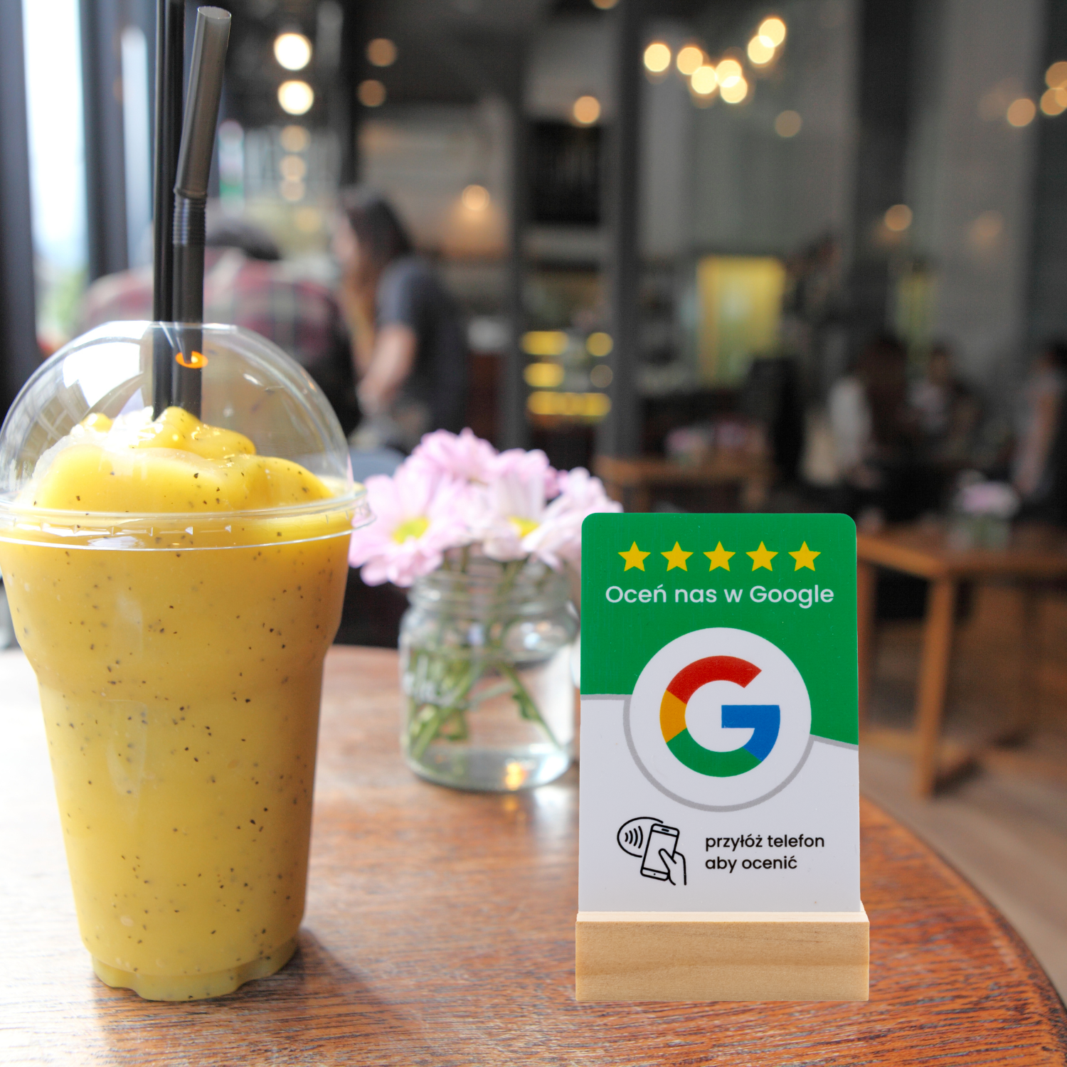 Karta NFC i QR na stojaku do zbierania opinii Google z analityką google review.