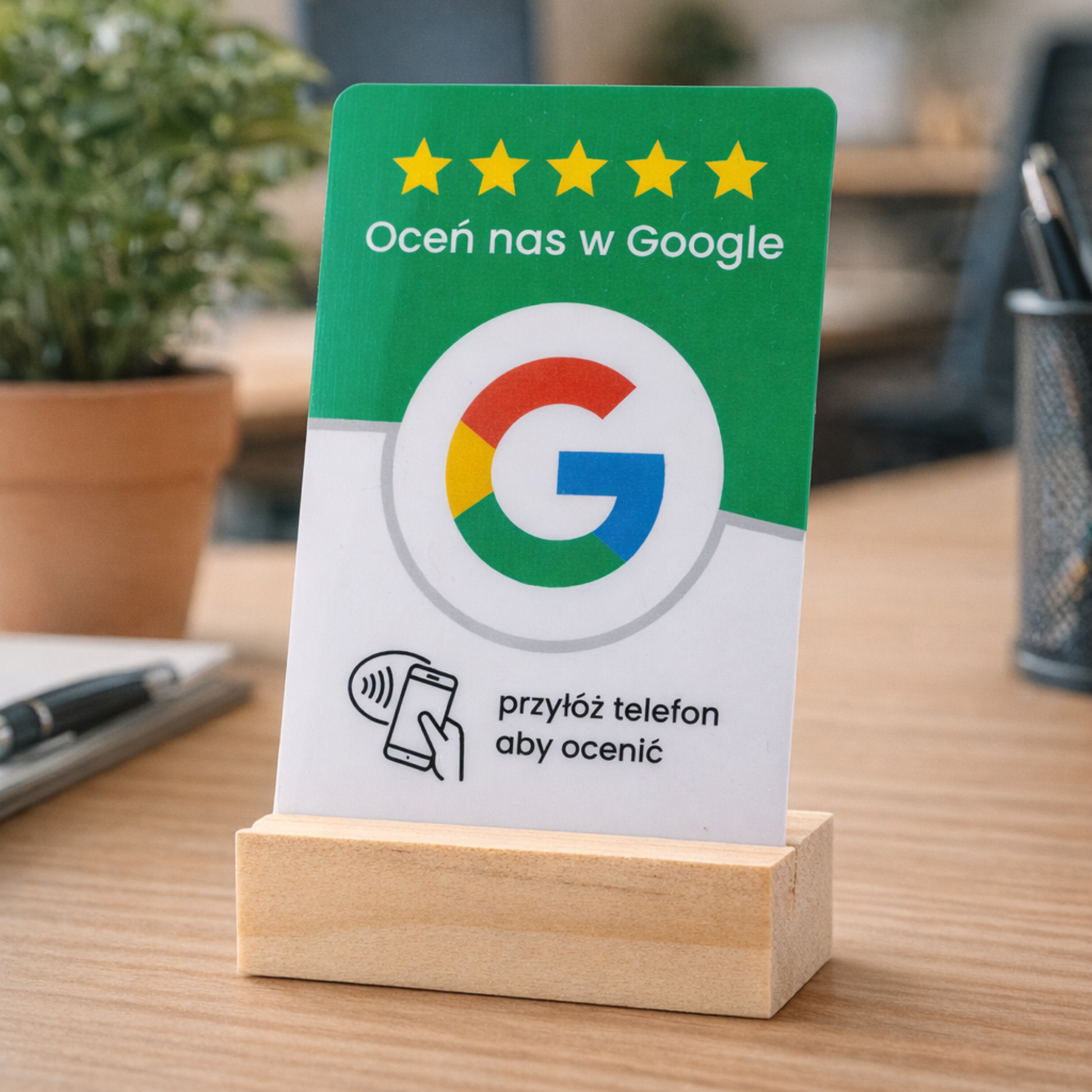 Karta NFC ze stojakiem pochylonym w biurze