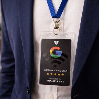 czarna karta nfc na smyczce u pracownika