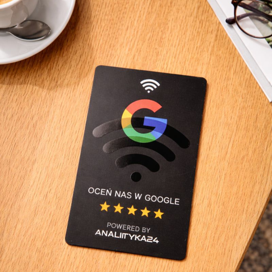 czarna kart na stoliku w kawiarni