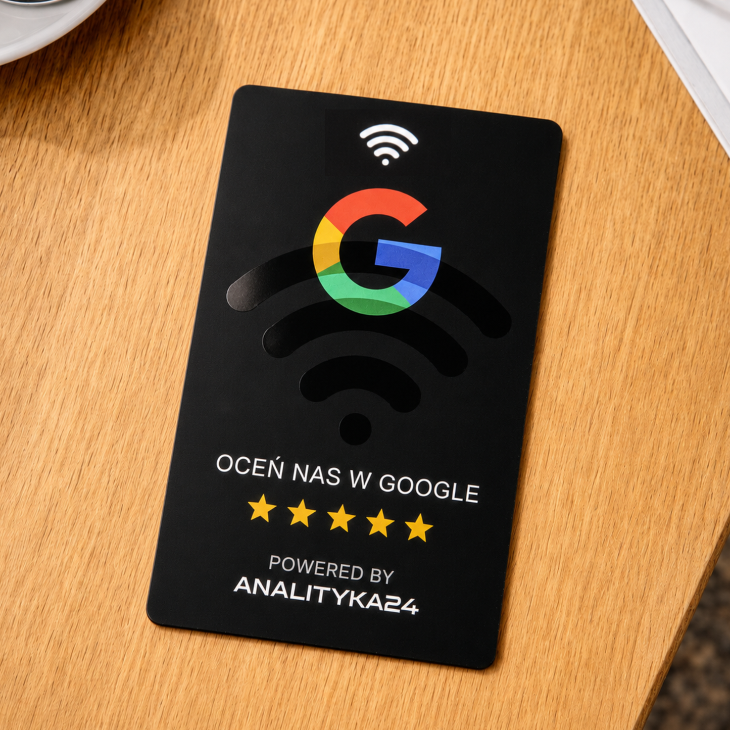 czarna karta nfc na stole