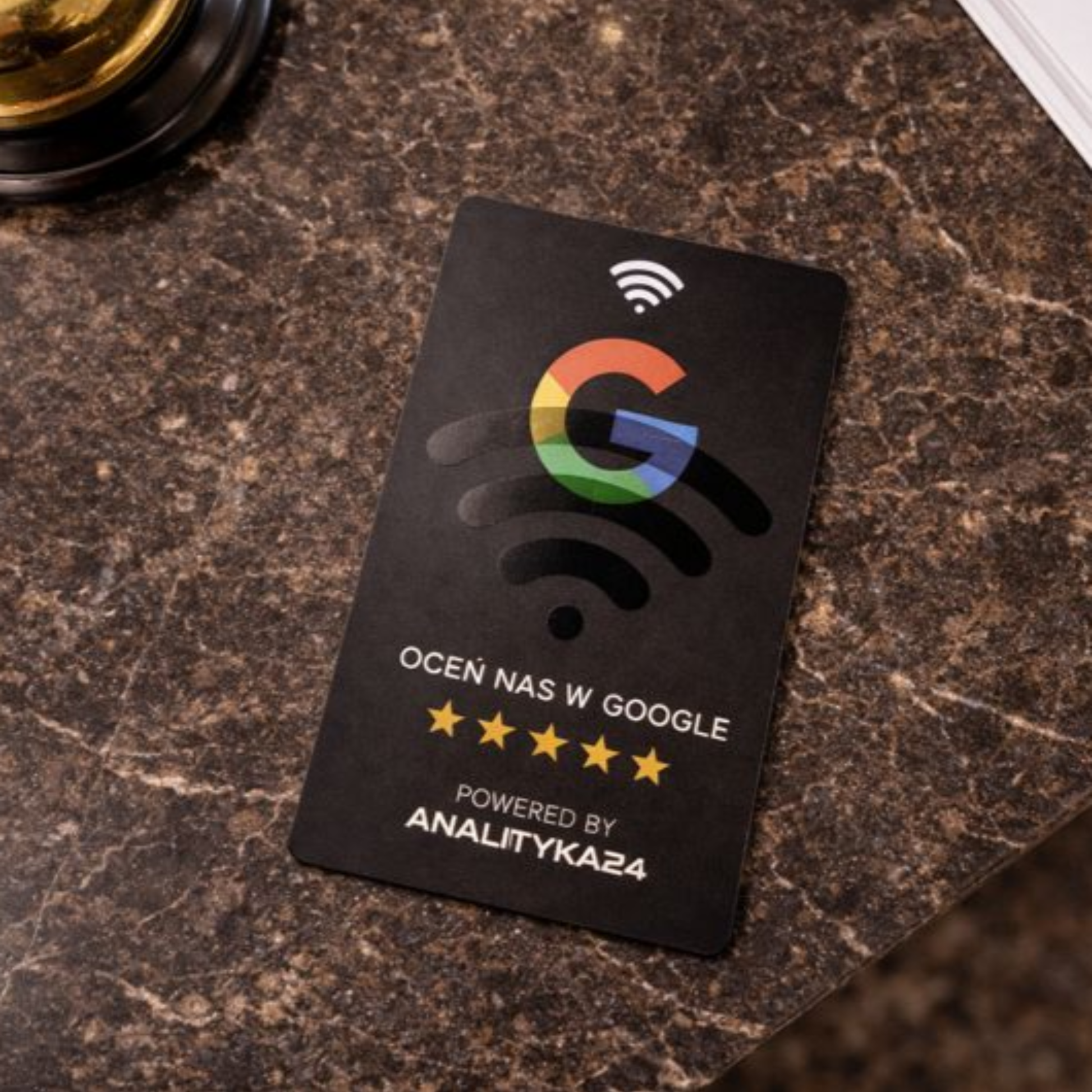 czarna kart anfc przy recepcji hotelowej