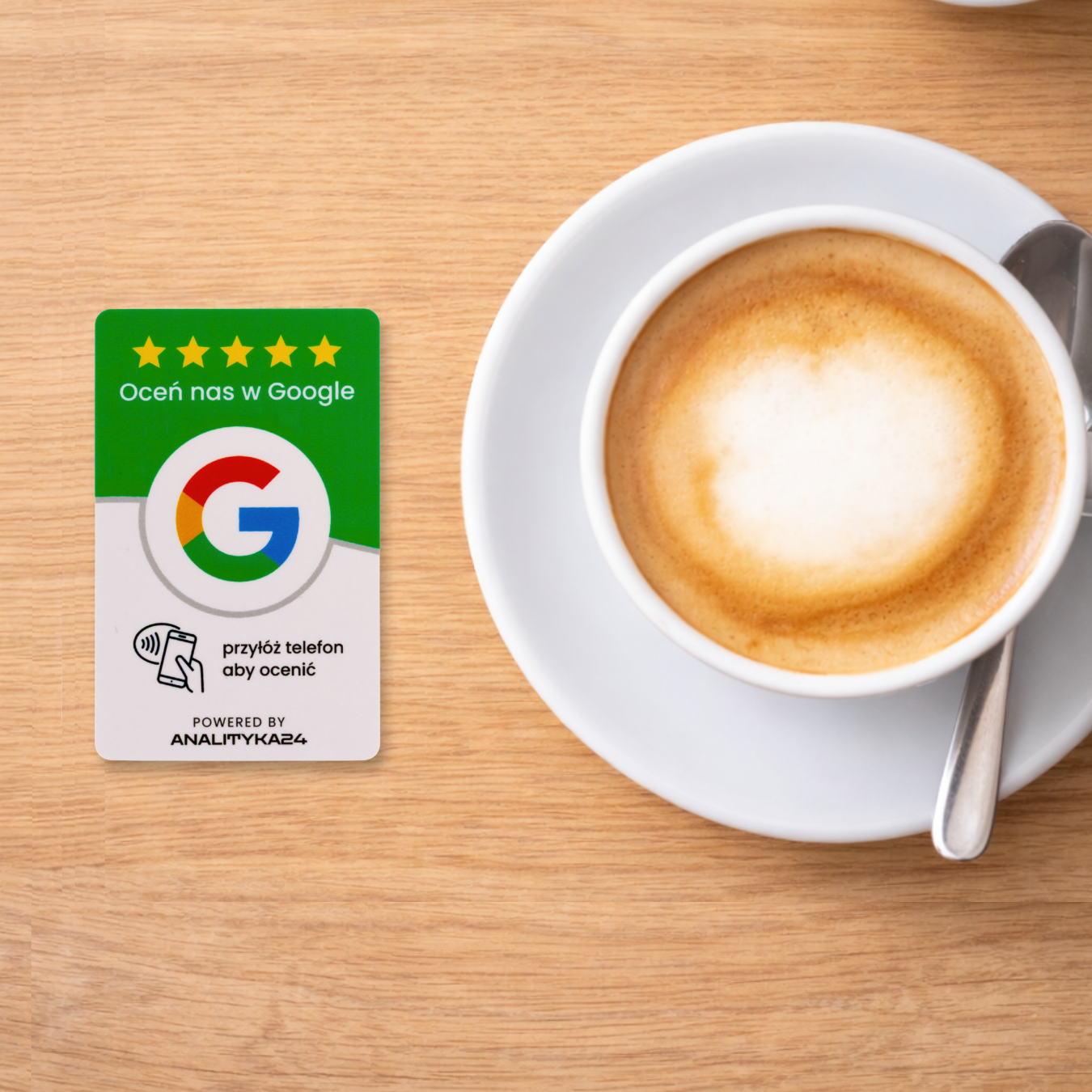 Karta Nfc z kawą obok 