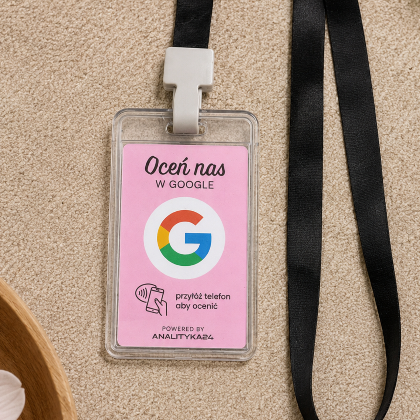 różowa karta na smyczy czarnej w spa