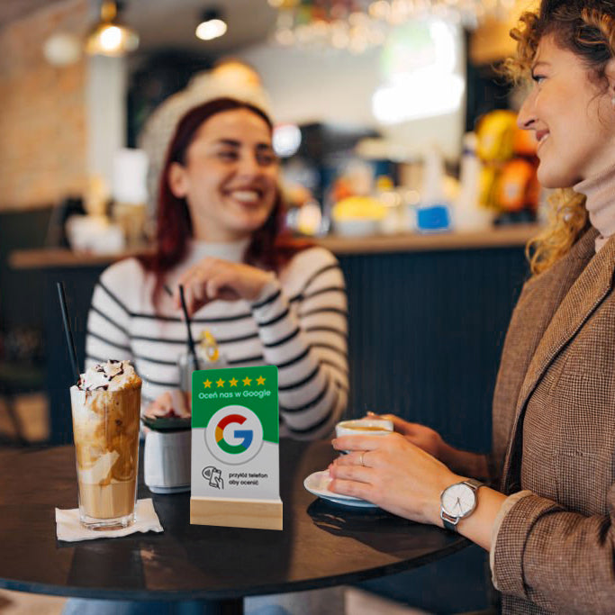 karta NFC ze stojakiem pionowym w kawiarni