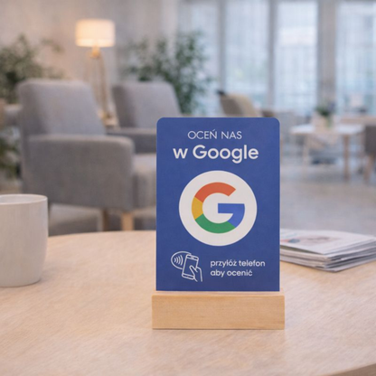 niebieska karta nfc na stoliku w kawiarni