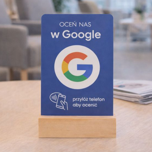 niebieska karta nfc na stoliku w kawiarni