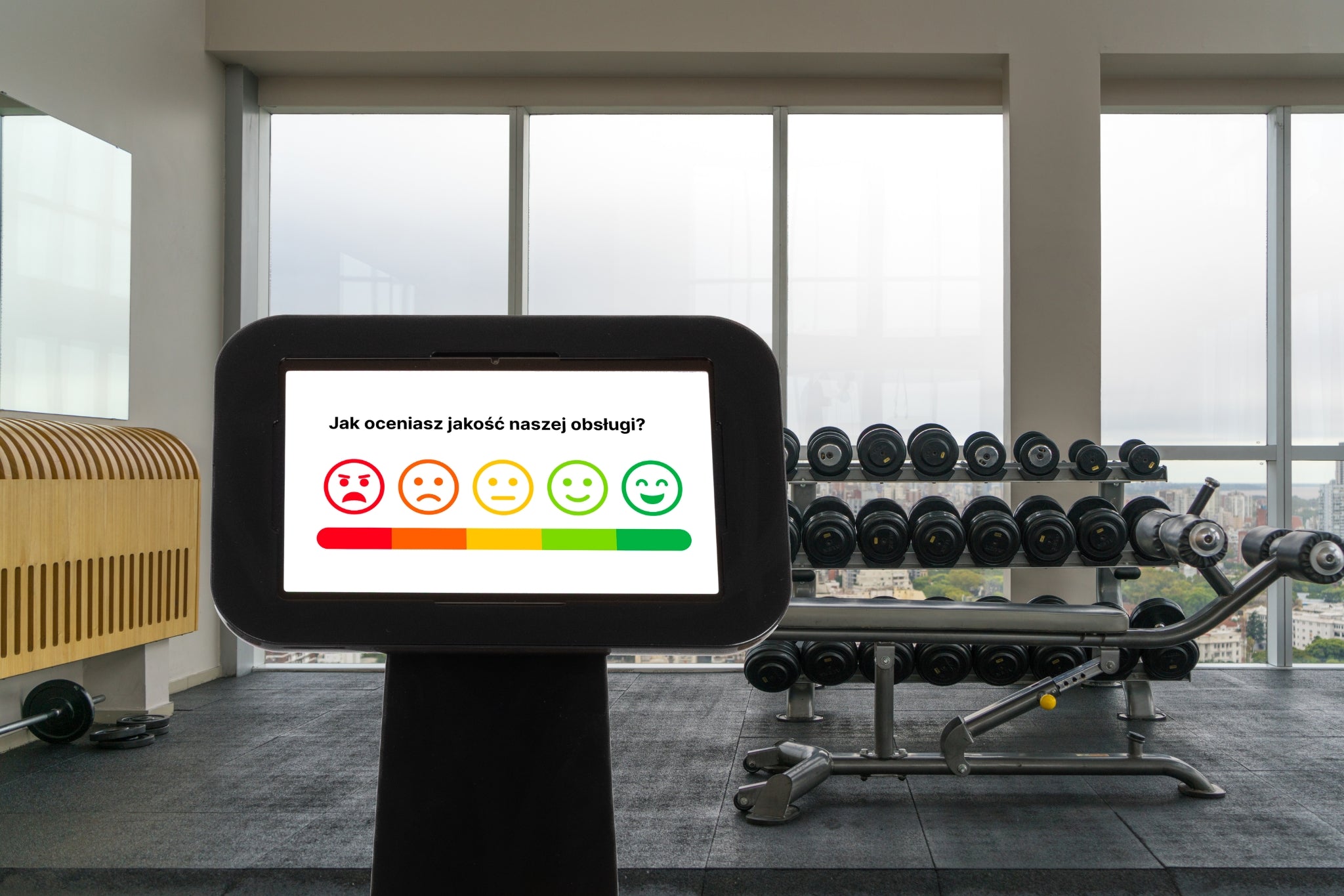 Kiosk do opinii ma prosty interfejs i wysoką widoczność, więc klienci chętnie oceniają obsługę.