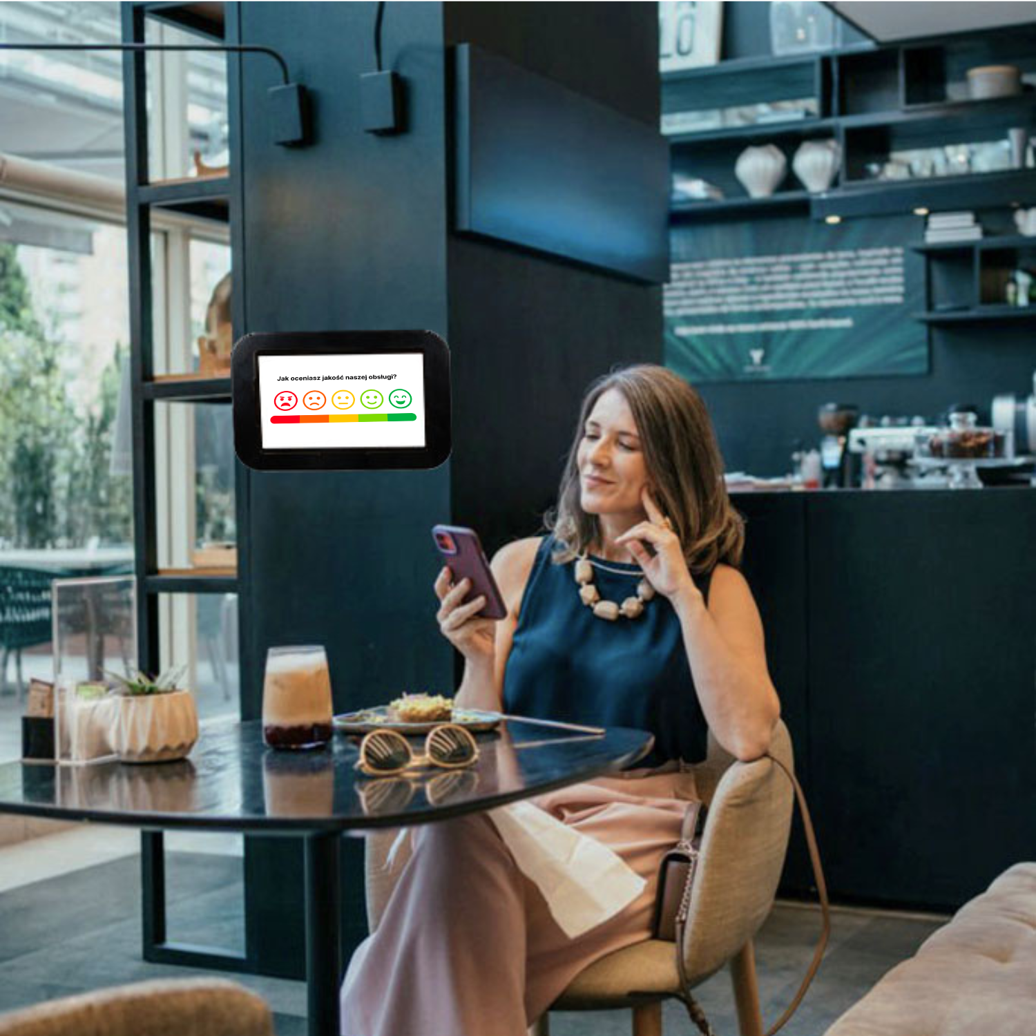 Elektroniczny kiosk w kawiarni do badania satysfakcji gości