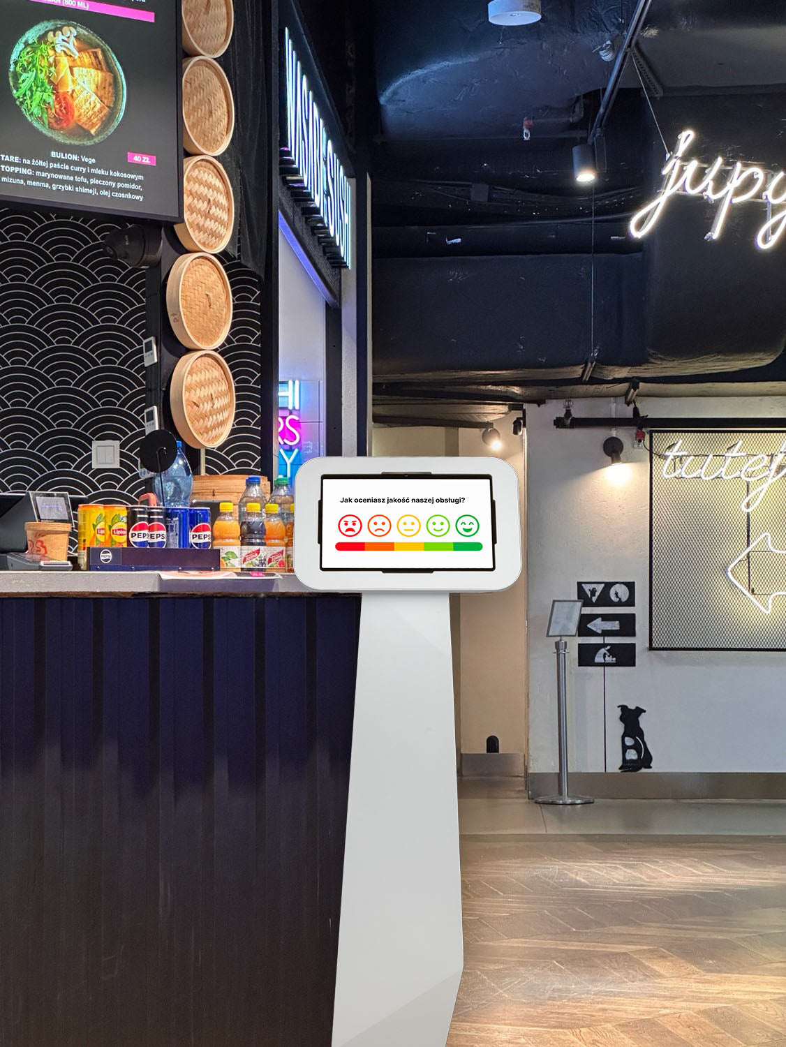 Nowoczesny kiosk w restauracji pozwala szybko wyrazić opinię o posiłku i obsłudze.