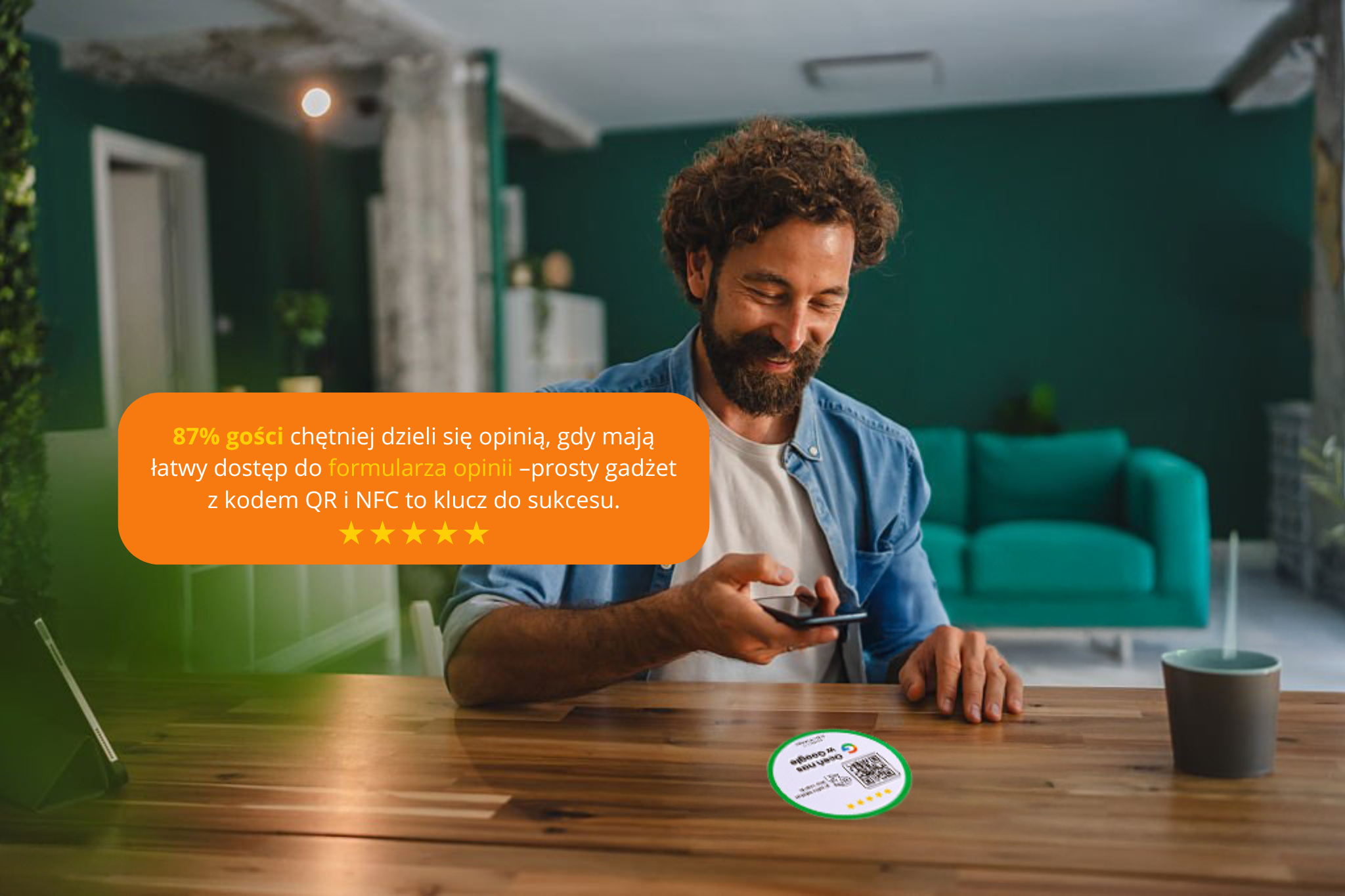 Klient skanujący kod QR z naklejki NFC i napis  87% gości chętniej dzieli się opinią