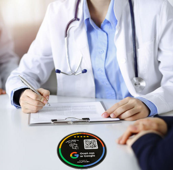 Czarna naklejka 3D QR/NFC w gabinecie lekarskim do zbierania opinii pacjentów