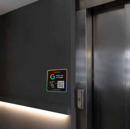 Czarna naklejka 3D QR/NFC przy windzie umożliwiająca klientom pozostawienie opinii