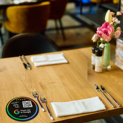 Czarna naklejka 3D QR/NFC w restauracji na stoliku do zbierania opinii gości