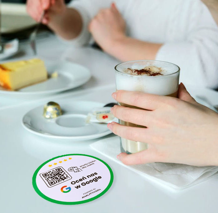 Naklejka QR/NFC przy stoliku w kawiarni do zbierania opinii klientów