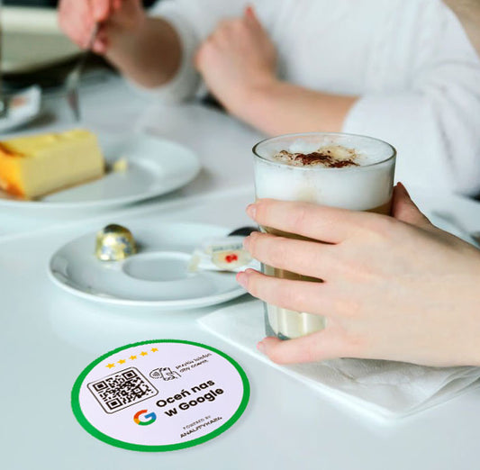 Naklejka QR/NFC przy stoliku w kawiarni do zbierania opinii klientów