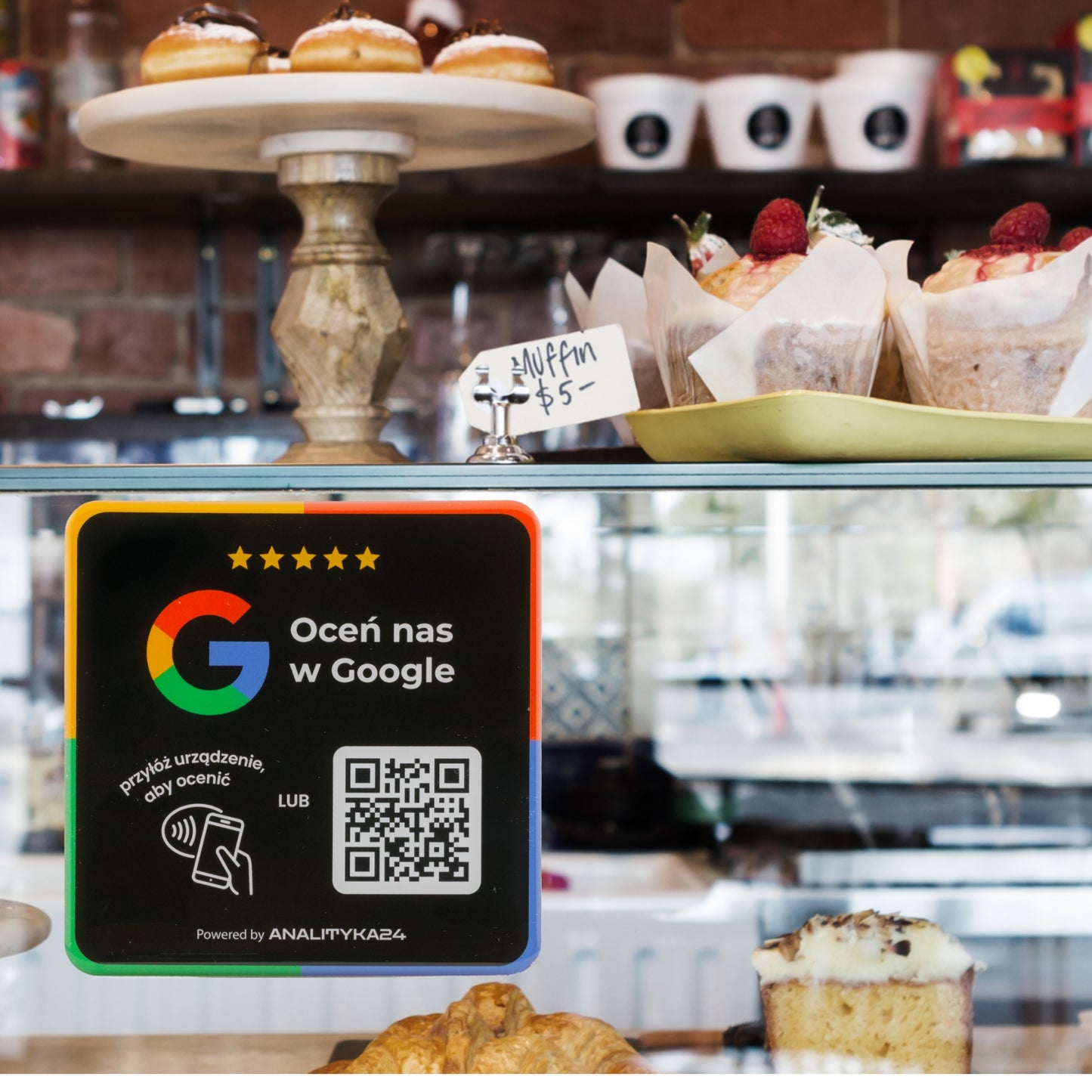 Naklejka z efektem 3D, NFC i kodem QR przyciąga wzrok klientów i zachęca do opinii Google.
