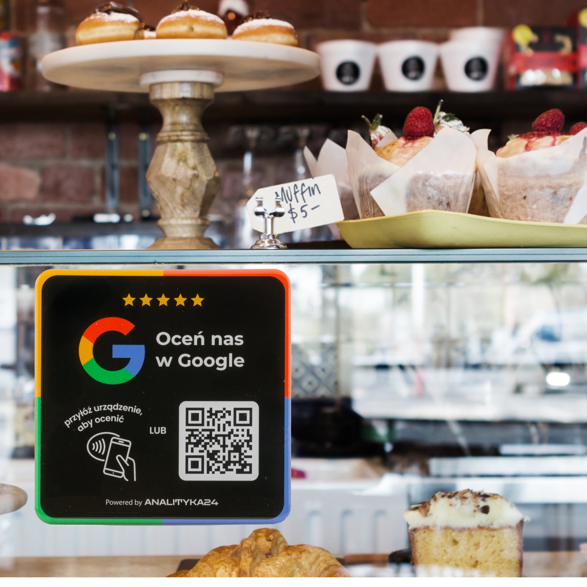Naklejka z efektem 3D, NFC i kodem QR przyciąga wzrok klientów i zachęca do opinii Google.