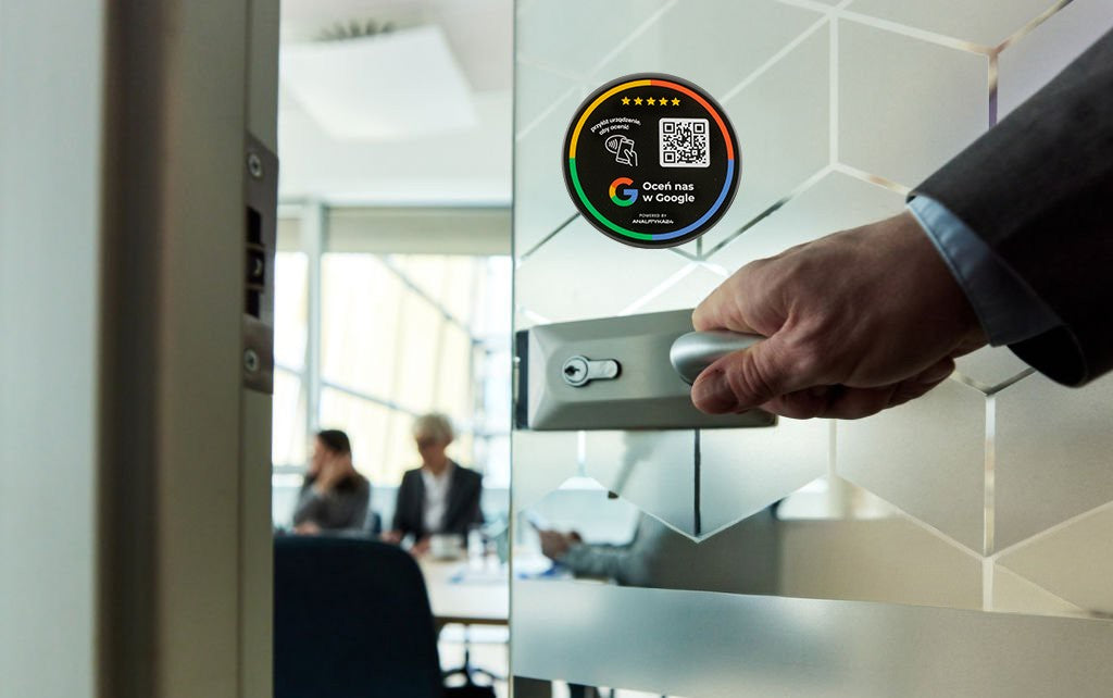 Naklejka QR i NFC na drzwiach biura nieruchomości — nowoczesne narzędzie do zbierania opinii klientów i zwiększania sprzedaży.