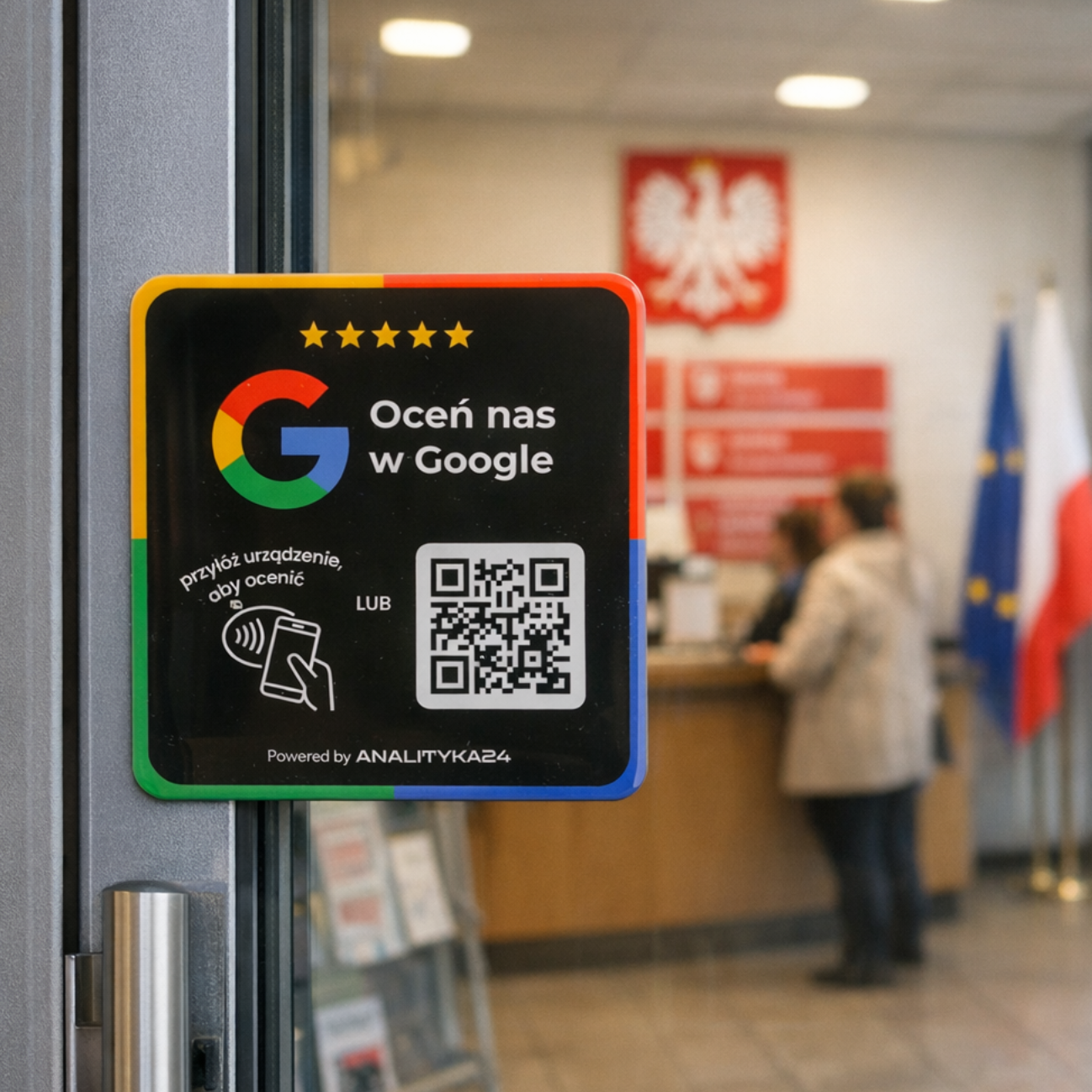 naklejka NFC z kodem QR przy wejściu w urząd