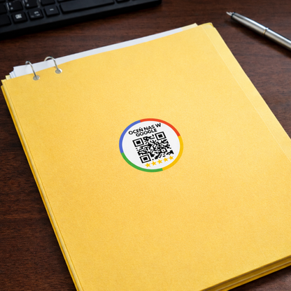 naklejka z kodem qr biała na żółtej teczce