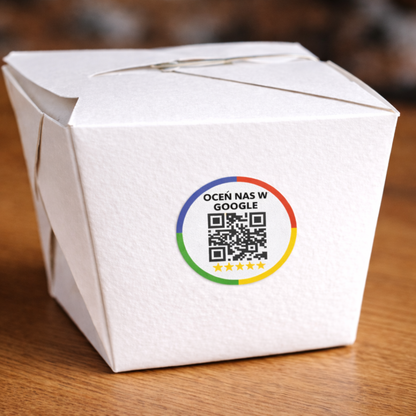 naklejka z kodem qr na białym pudełku
