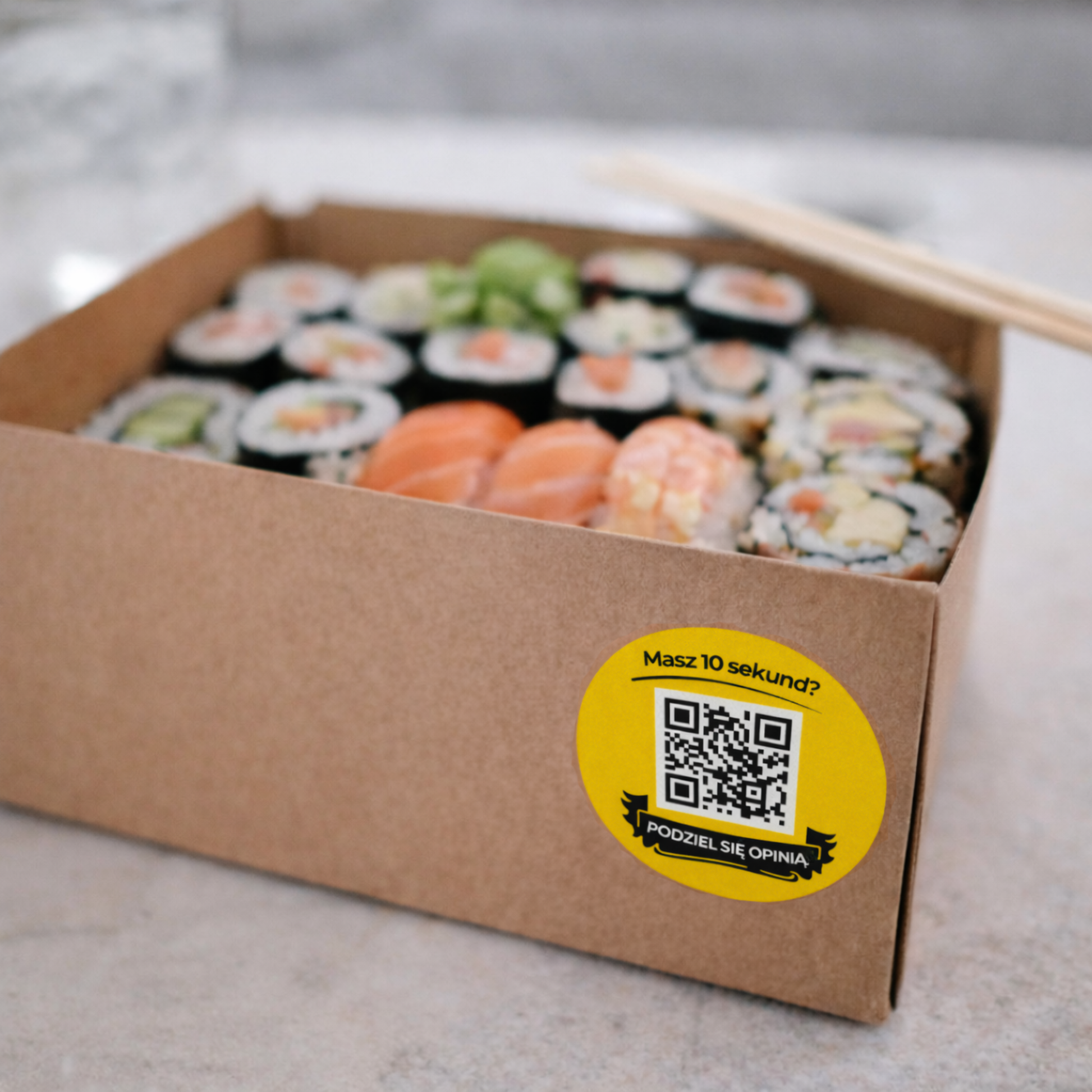 naklejka z kodem qr żółta na pudełku sushi