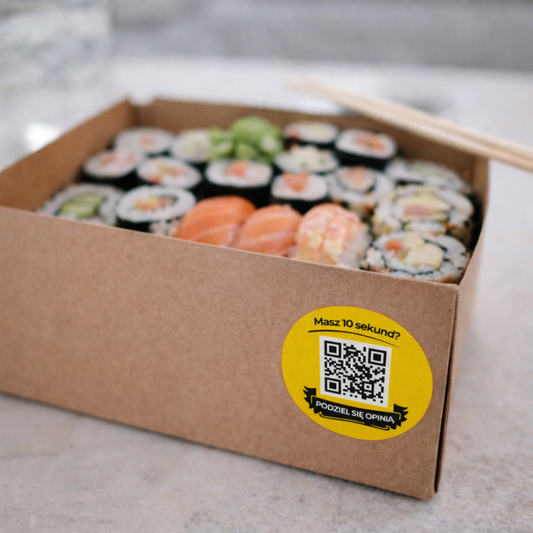 naklejka z kodem qr żółta na pudełku sushi