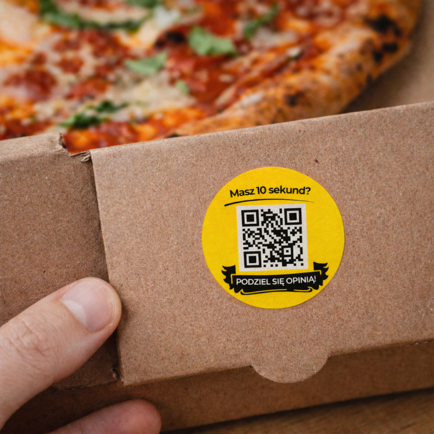 naklejka qr żółta na pudełku od pizzy