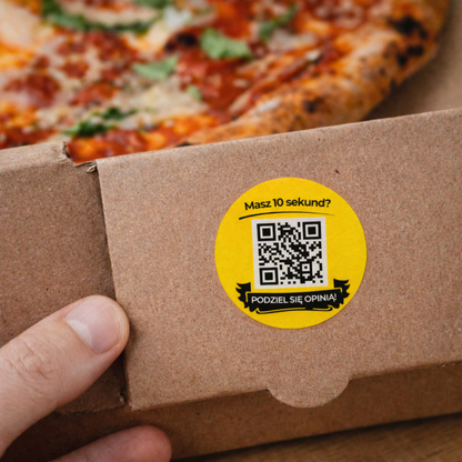 naklejka qr żółta na pudełku od pizzy