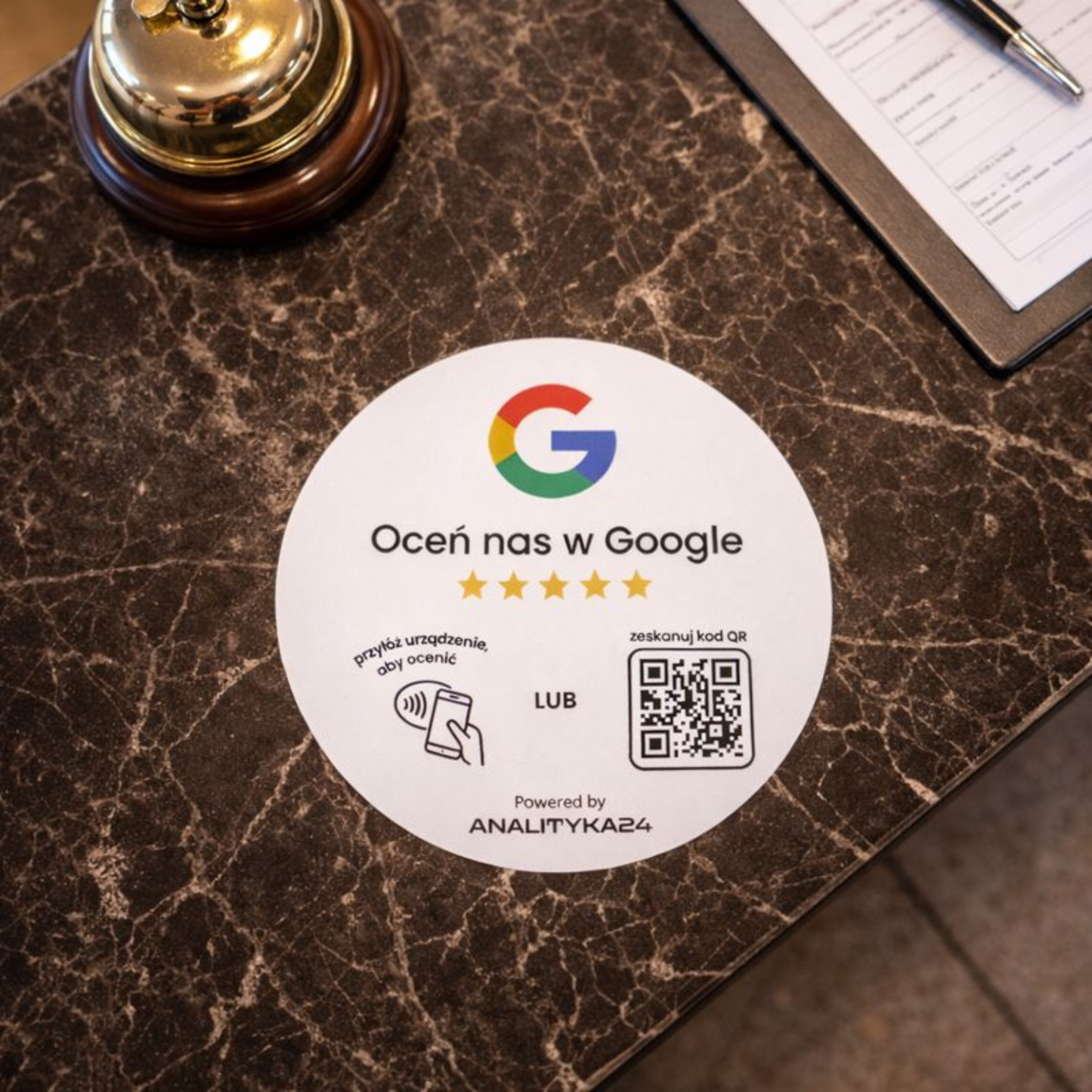 biała plastikowa naklejka w recepcji holetowej