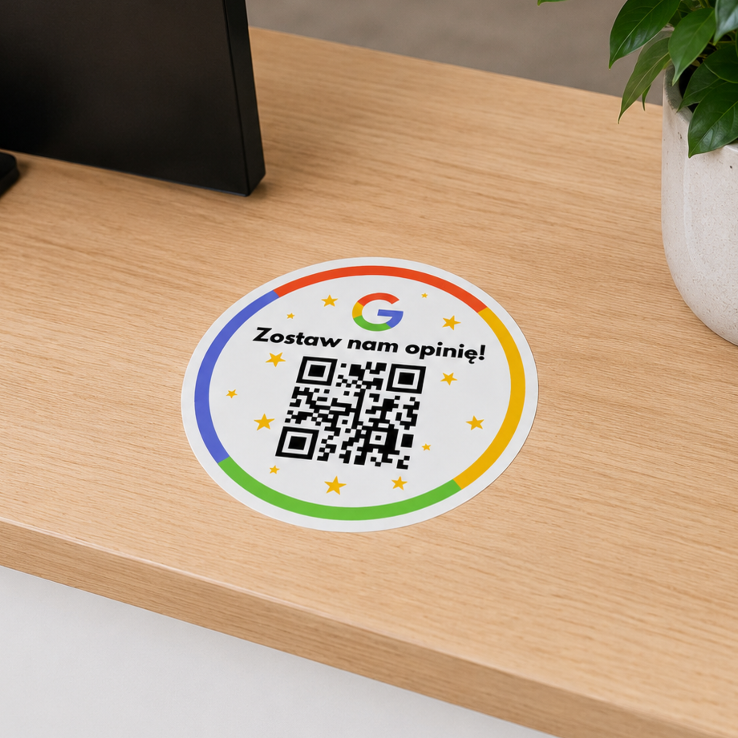 nalepka qr google na biurku
