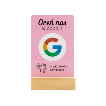 różowa karta nfc do zbierania opinii na drewnianym stojaczku