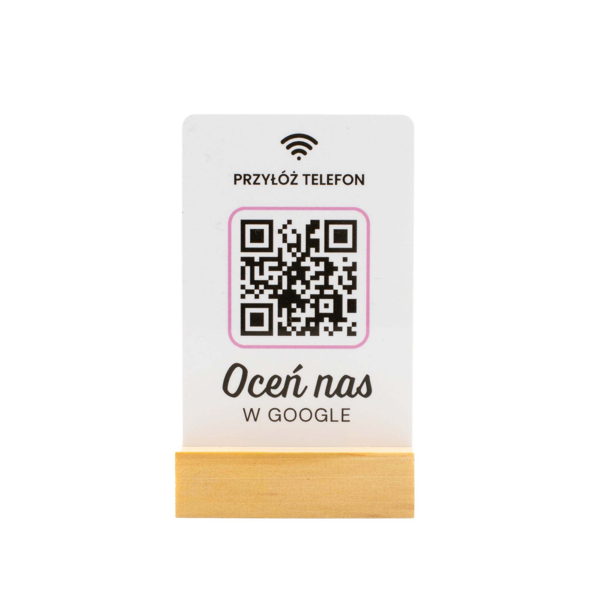 tył różowej karty nfc na drewnianym stojaczku