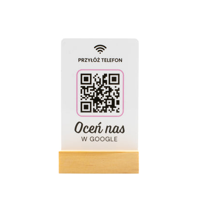 tył różowej karty nfc na drewnianym stojaczku