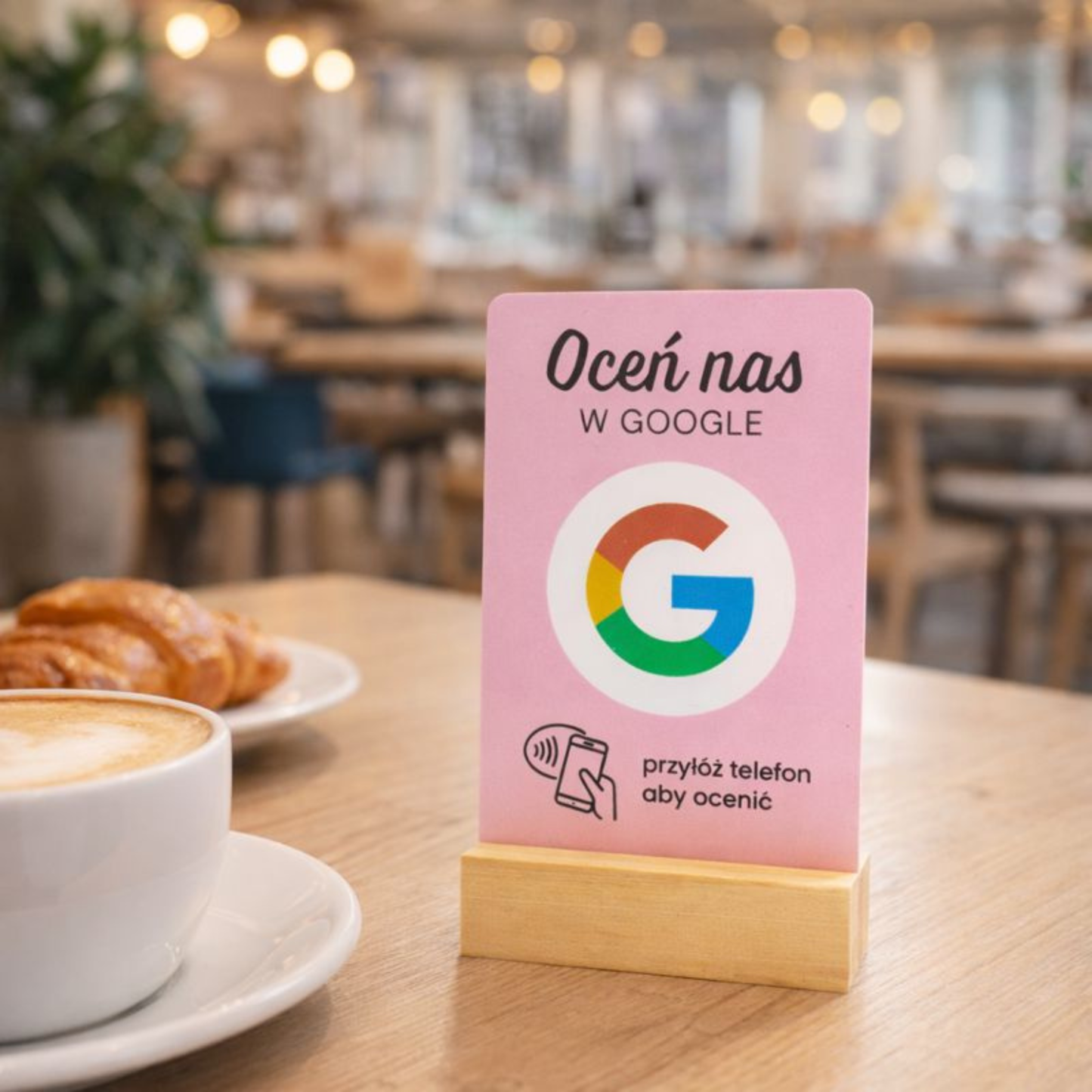 różowa karta nfc na stoliku w kawiarni