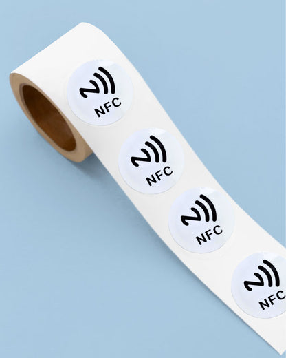 Samoprzylepna etykieta tag NFC zapewniająca niezawodny odczyt.