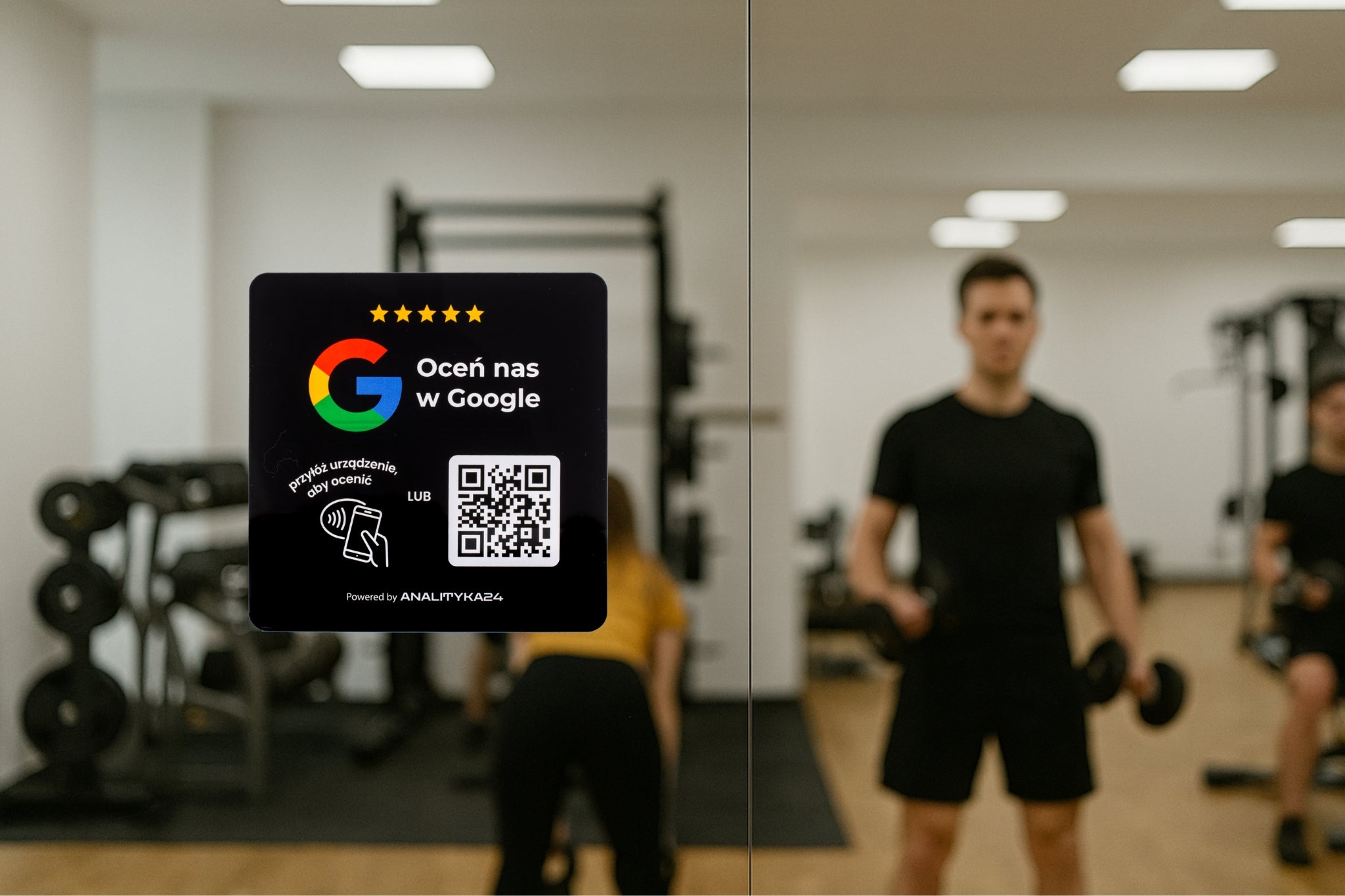 Skan przy lustrze umożliwia szybkie opinie Google i podnosi widoczność klubu.