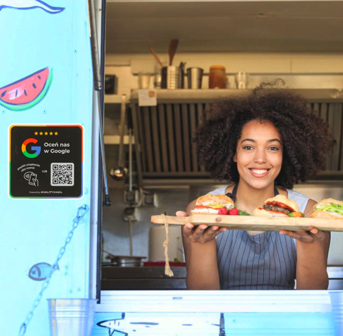 Czarna naklejka 3D QR/NFC w food trucku do zbierania opinii klientów