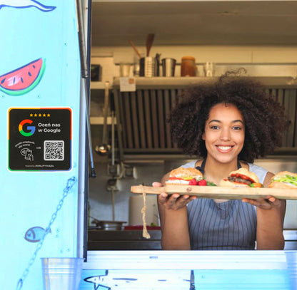 Czarna naklejka 3D QR/NFC w food trucku do zbierania opinii klientów