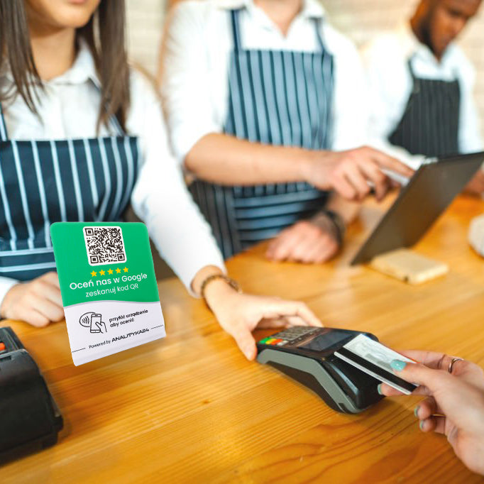 Stojak NFC z kodem QR umożliwia klientom bezdotykowe wystawianie opinii Google w kilka sekund.