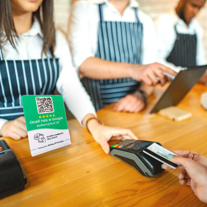 Stojak NFC z kodem QR umożliwia klientom bezdotykowe wystawianie opinii Google w kilka sekund.