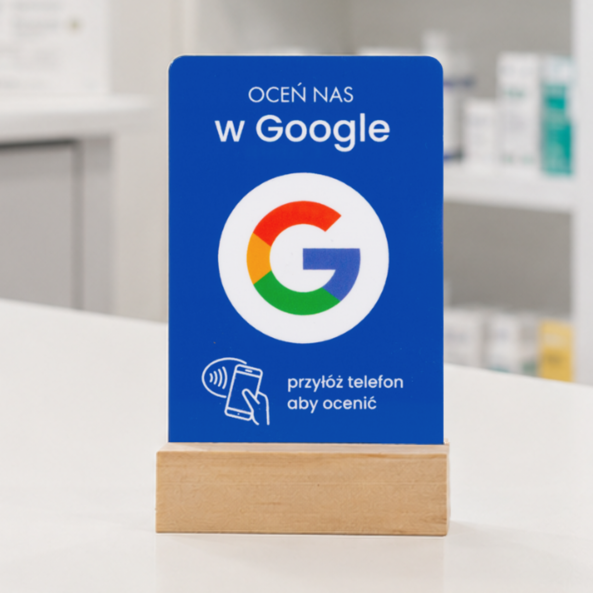 stojak nfc z niebieską kartą w aplece