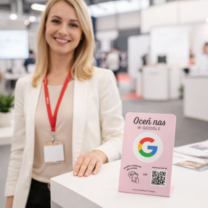 różowy prezenter z panią pracownik na targach