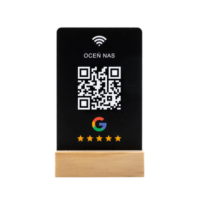 stojak nfc z czarna kartą na białym tle z kodem qr