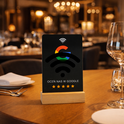 google stojak z czarną kartą w restauracji