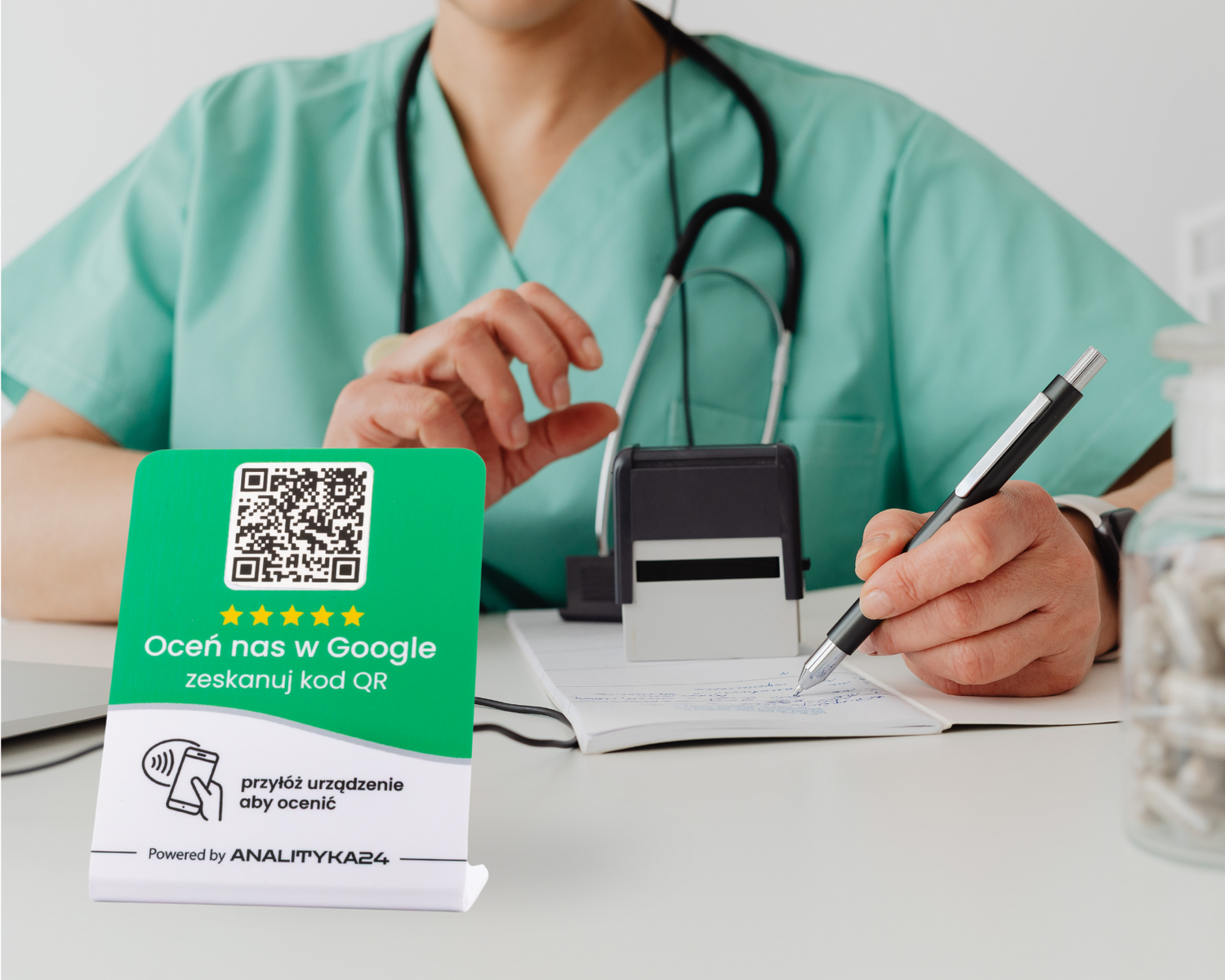 Prezenter NFC z kodem QR na stole u lekarza