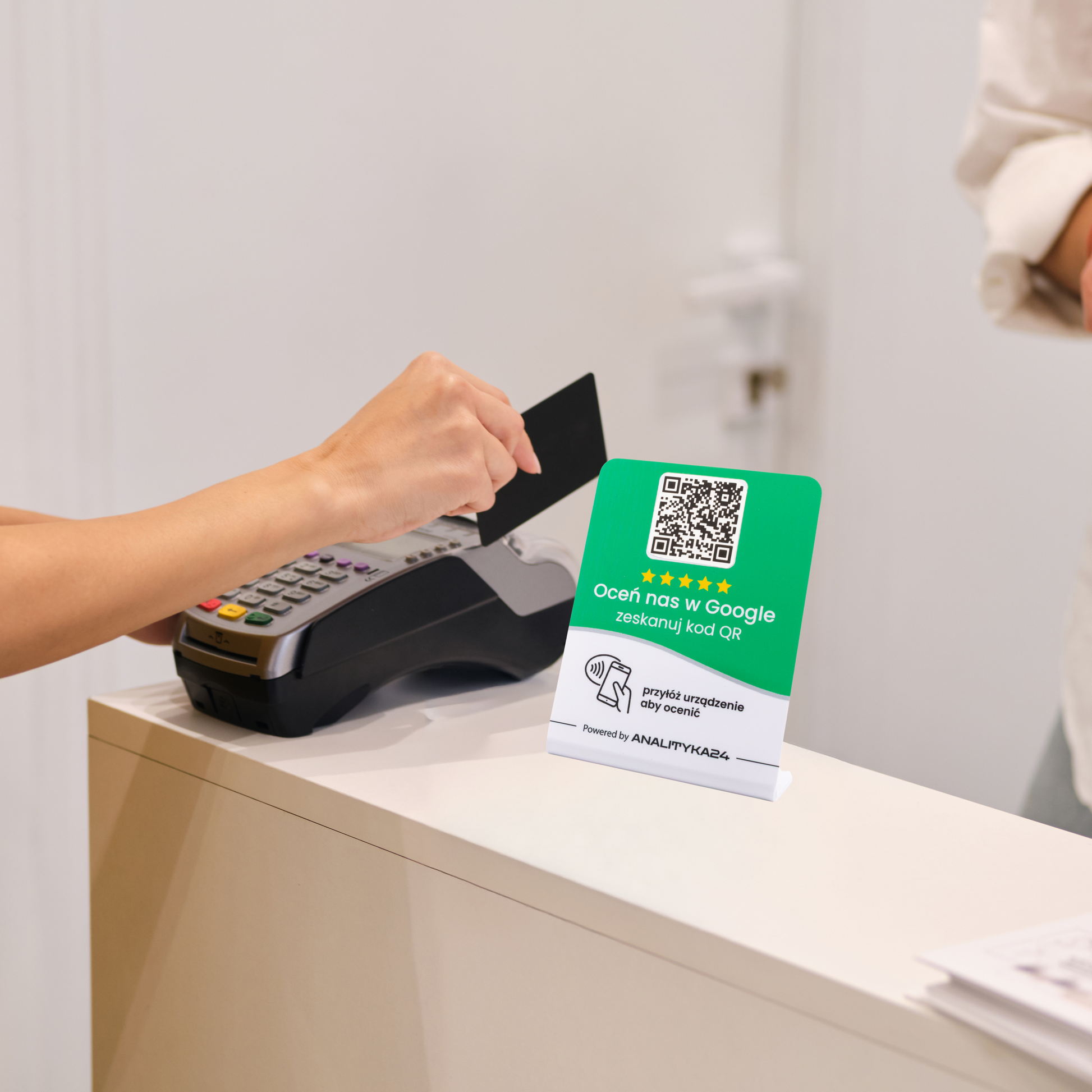Stojak NFC z kodem QR idealnie sprawdza się w restauracjach i przy kasach, wspierając zbieranie opinii Google.