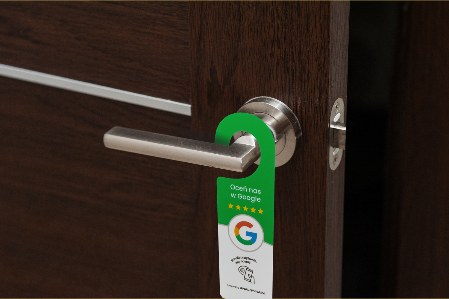 Zawieszka NFC na drzwiach w hotelu