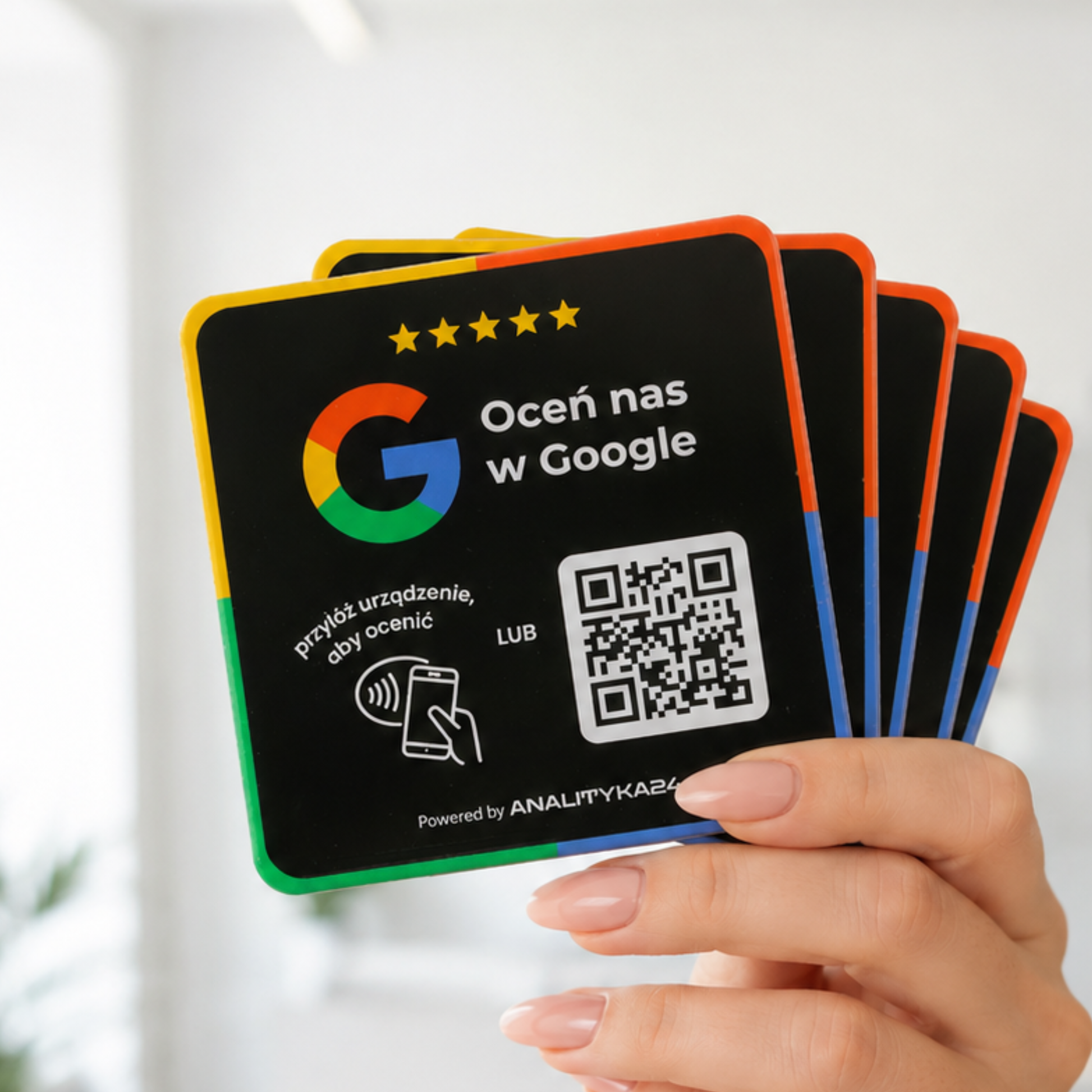 zestaw tabliczek nfc w rękach pani